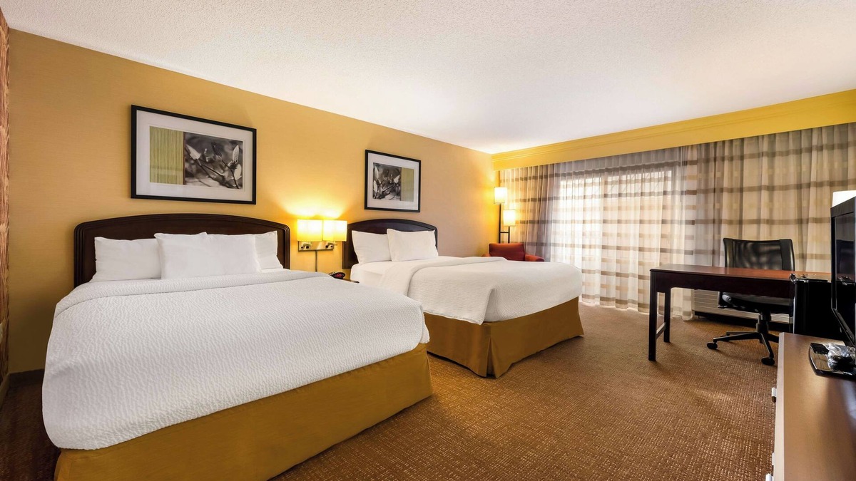 Novi Hotel | Comfortable Room with Swimming Pool, Pet-Friendly, Near Fountain Walk