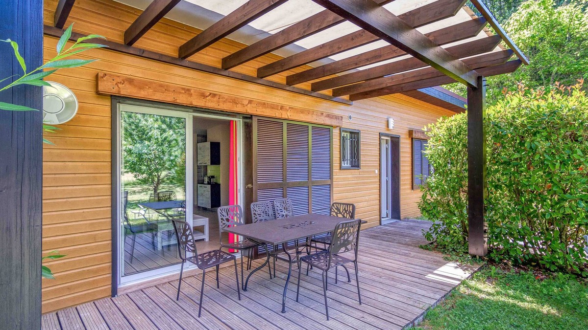 Sainte-Nathalene Ski Chalet | Comfortable single-storey chalet with swimming pool, garden, terrace and parking.