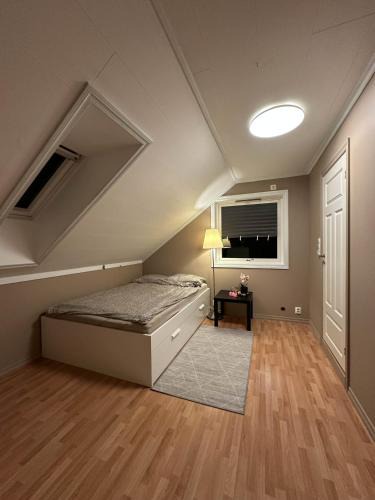 Osoyro House | Comfortable single room - double bed - private bathroom - Free parking - Shared kitchen - Bus stop and store 2 min walk