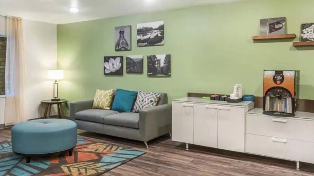 Newnan Hotel | Comfortable Space with Full Kitchen and Work Area for Business Travelers