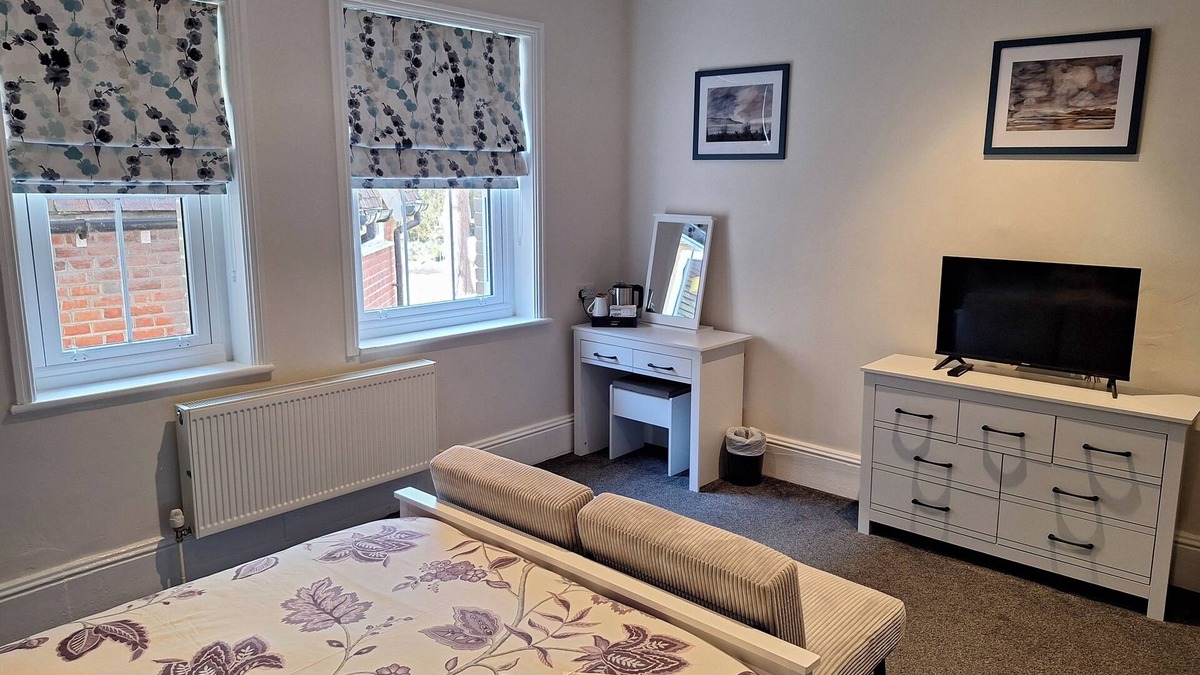 Cranleigh House | Comfortable Spacious Double Ensuite Room