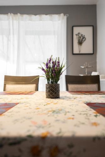 Brossard Apartment | Comfortable spacious house with parking