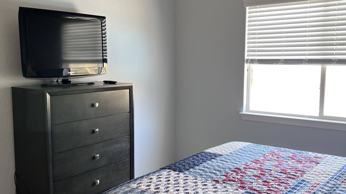 Lancaster House | Comfortable & spacious room in a family home. New furniture. Safe neighborhood!