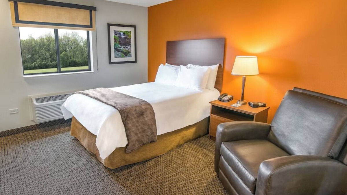 West Valley City Hotel | Comfortable Stay w/Pet-Friendly Room and Kitchen Near Maverik Center