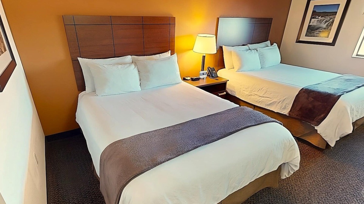 West Jordan Hotel | Comfortable Stay! Full Kitchen, Pets Allowed! Close to America First Fields!