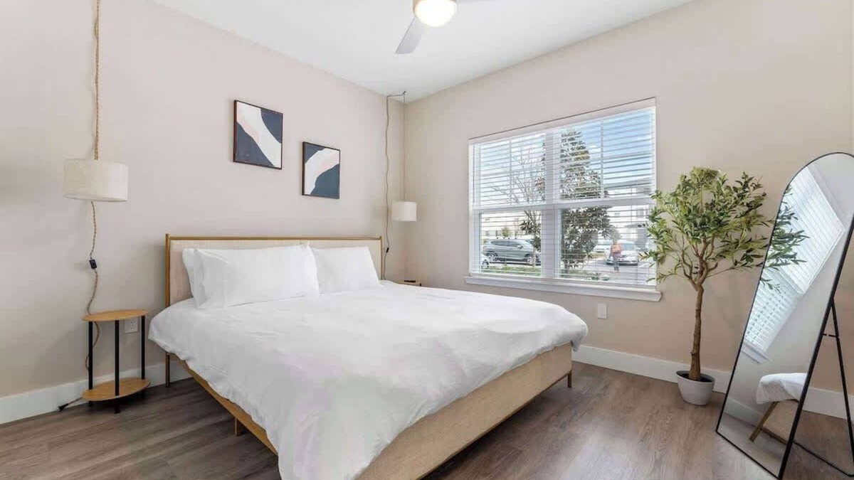 Southeast Orlando Apartment | Comfortable Stay King Bed Near Parks, Pet-Friendly