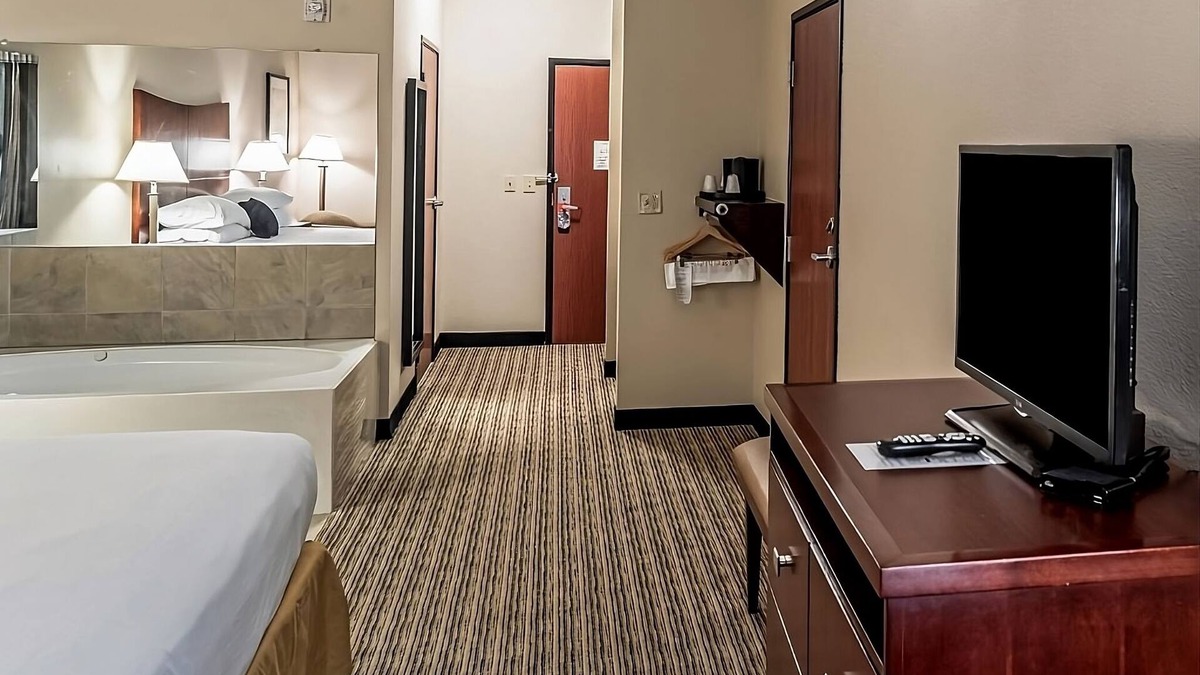 Mineral Wells Resort | Comfortable Stay in Red Lion Inn & Suites Mineral Wells! Free Parking!