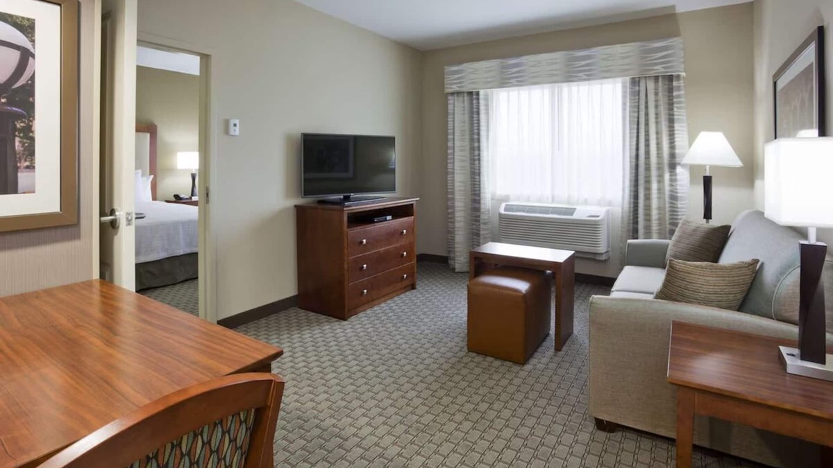 Kutzky Park Hotel | Comfortable Stay with Pool Access and Kitchen! Pets Allowed Here