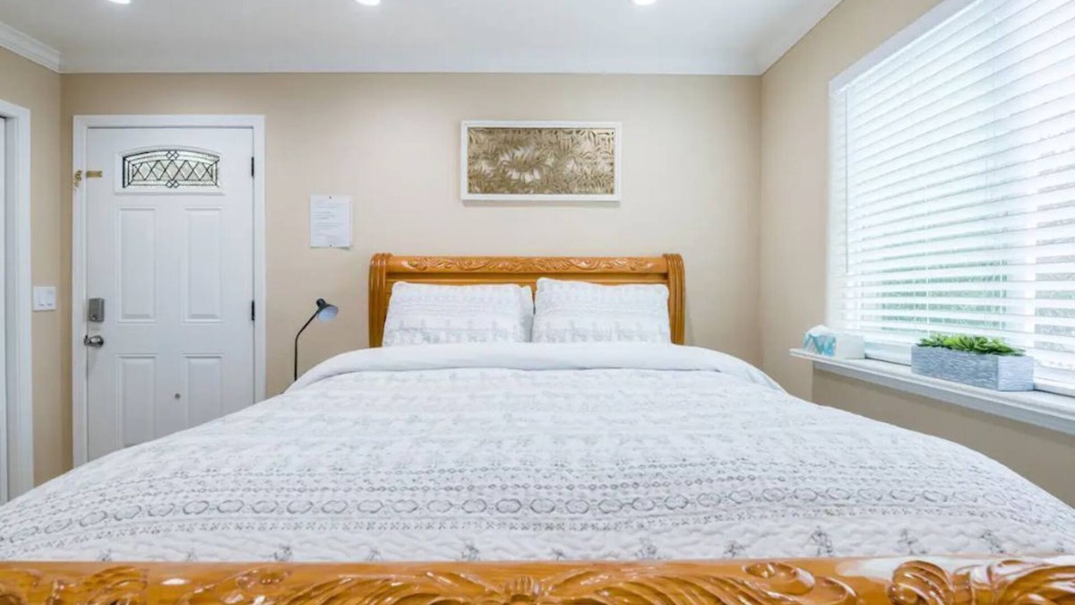 Redwood City Apartment | Comfortable Studio in a Woodside Plaza
