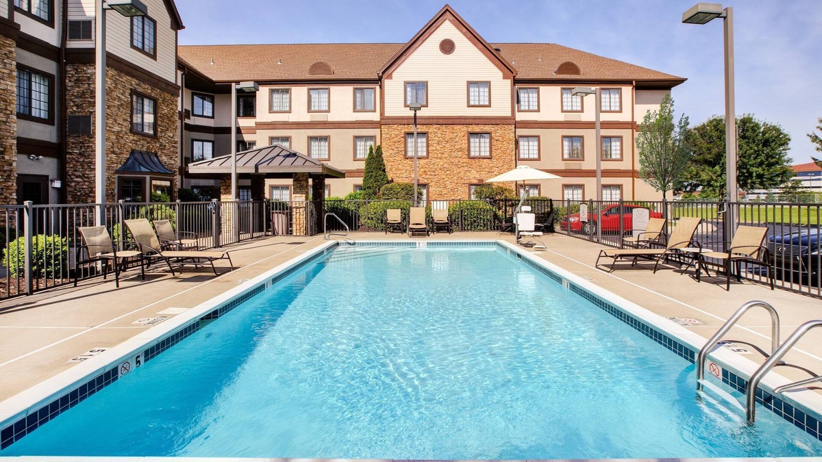 Middletown Condo | Comfortable Suite in Louisville! Free Breakfast Buffet + Shared Outdoor Pool | Great for Business Travelers!