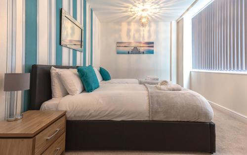 Swindon Apartment | Comfortable Swindon Town Centre Apartments, FREE Parking, sleeps up to 8