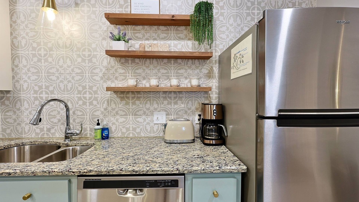 Dothan House | Comfortable Townhome with Double Garage