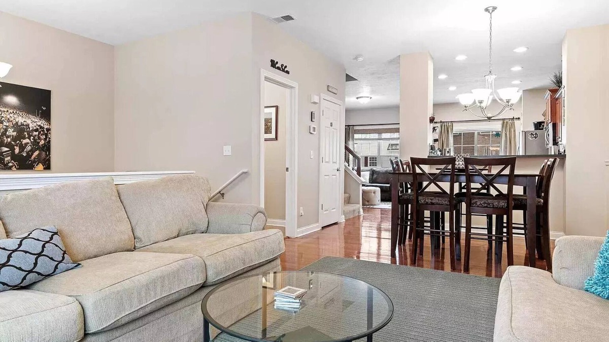 Roseland House | Comfortable Townhouse - Short Stroll to Notre Dame