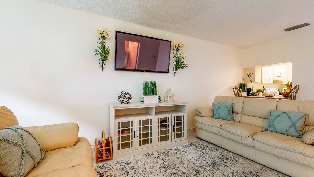 Margate House | Comfortable Townhouse with Pool Access, Full Kitchen & W/D - Dog-Friendly