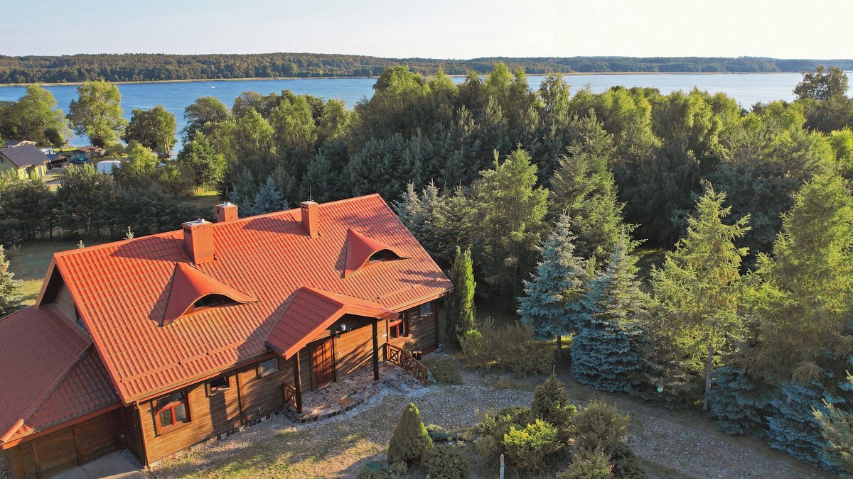 Zlocieniec House | Comfortable vacation home with lots of privacy and private access to a huge lake