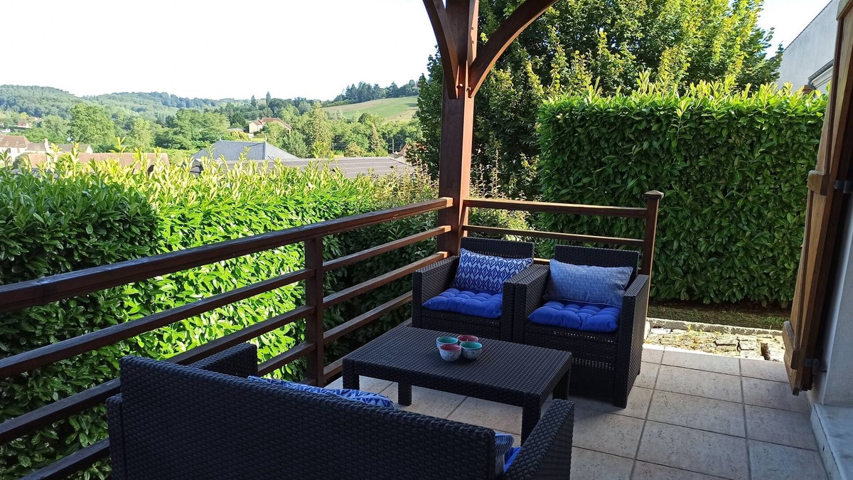 Sarlat-la-Caneda Villa | Comfortable villa offering an unobstructed view of the heights of Sarlat