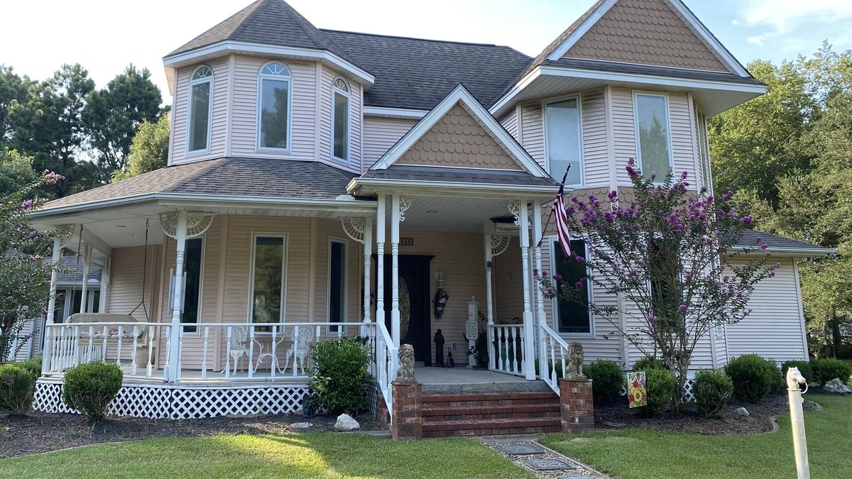 Beaumont House | Comfortable Victorian home with yard for outdoor enjoyment in rural Fannett