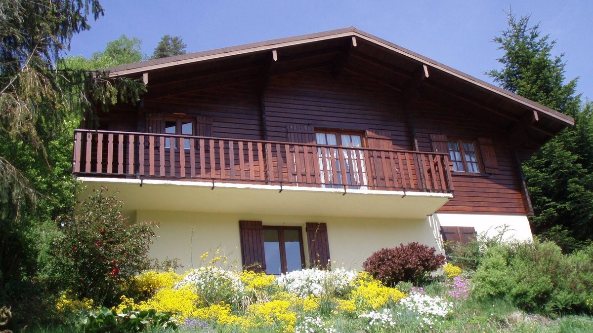 Le Menil Ski Chalet | Comfortable wooden chalet with terrace tourist village, mountain views