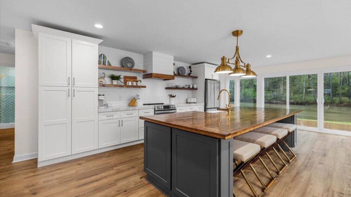 Macon House | Comforting Lakeside Retreat in Gated Community