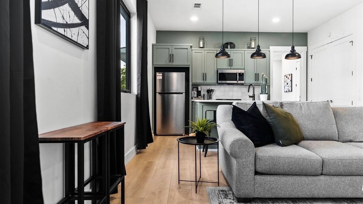 Cedar Crest Apartment | Comforts of Home - Dallas - Near Downtown with pool. Interns welcome