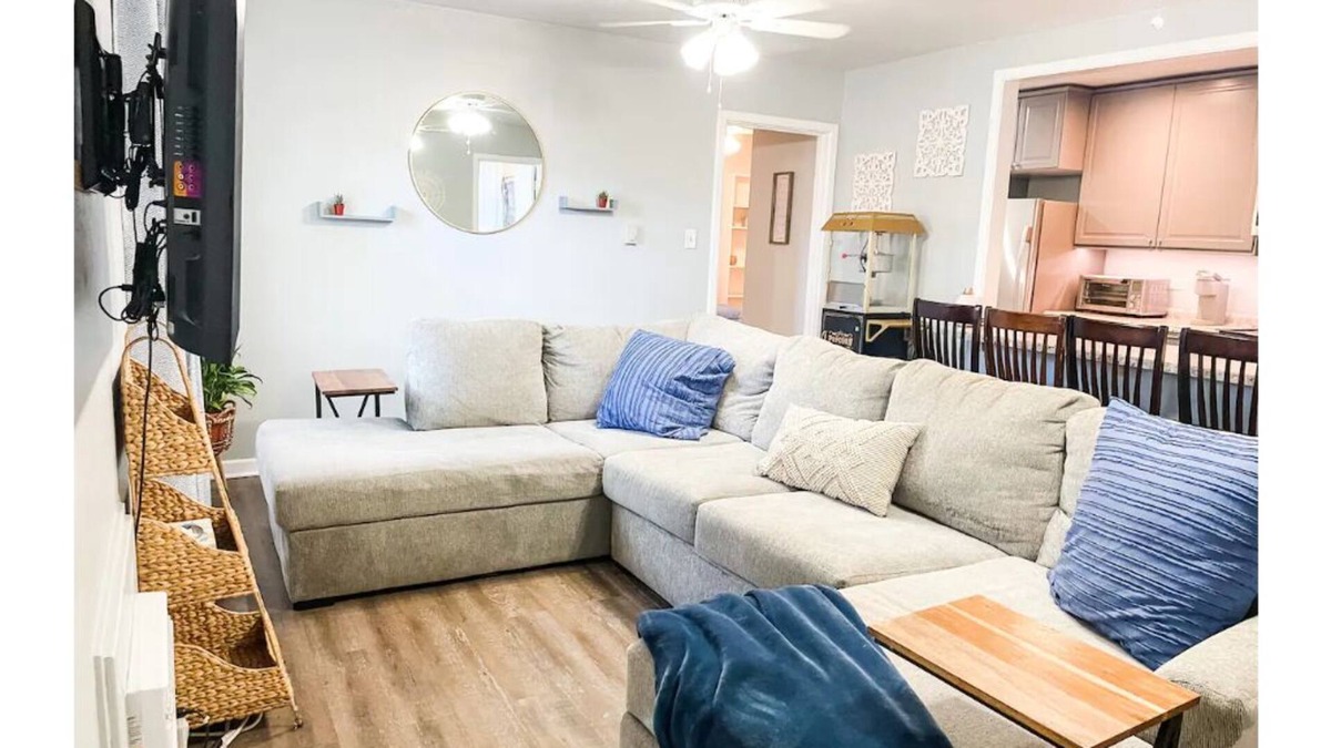 Wichita Falls Cottage | Comfy 1 bedroom guesthouse. Sleeps 3. *No cleaning fees*