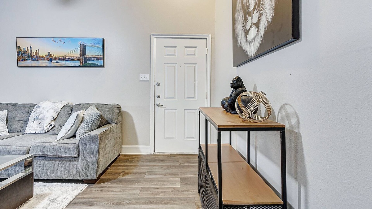 Deco Apartment | Comfy 1BD King Bed Free Parking Free Coffee