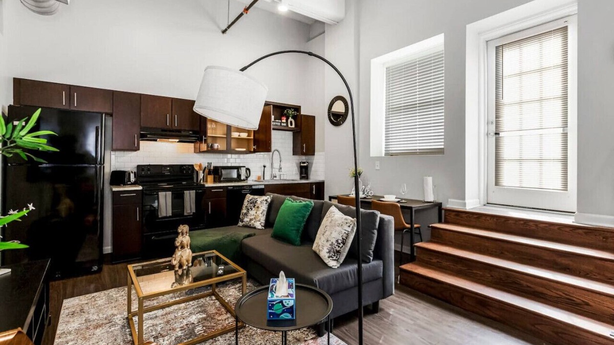 Downtown Kansas City Apartment | Comfy 1BR Parking, Rooftop Near Arrowhd & TMobile