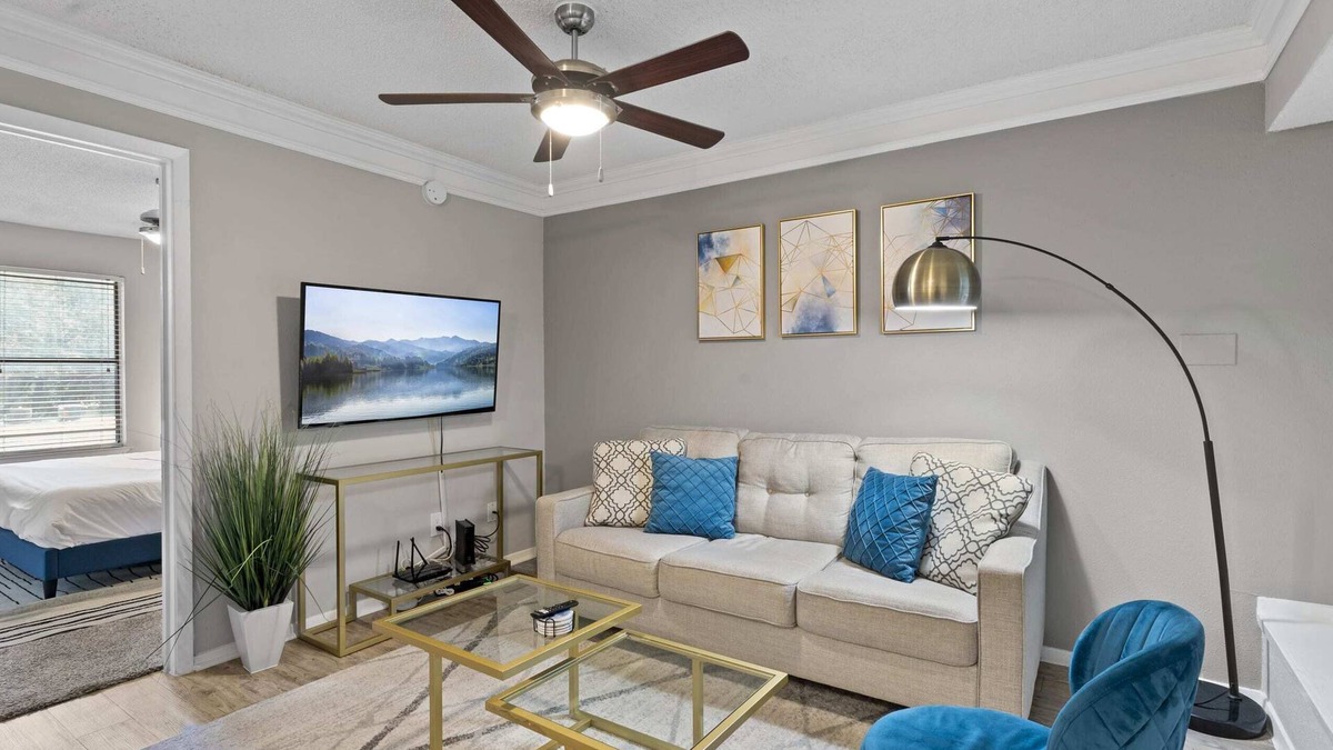 Brentwood Apartment | Comfy 1BR suite w/fast WiFi + king bed + pool
