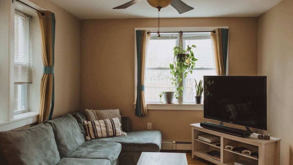 Fifth Ward Apartment | Comfy 1BR unit off Thames St with Parking