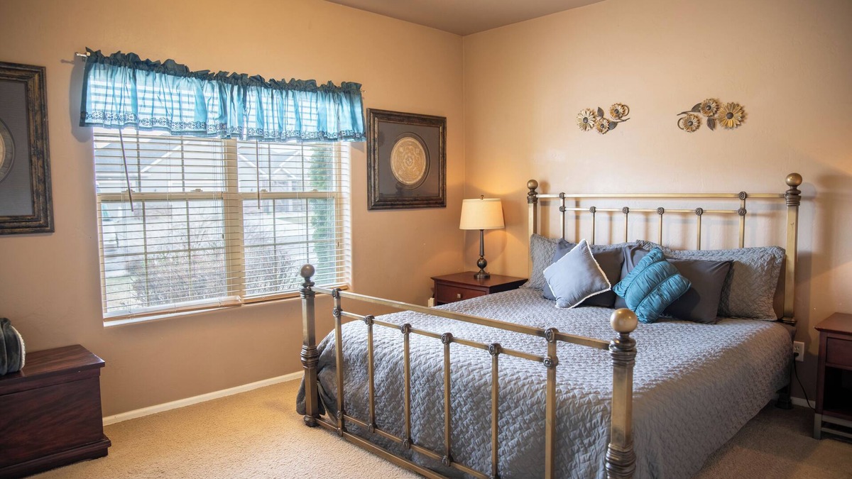 Montrose House | COMFY 2 bedroom 1 bath, living room, mini kitchen with 70" smart TV & Grill