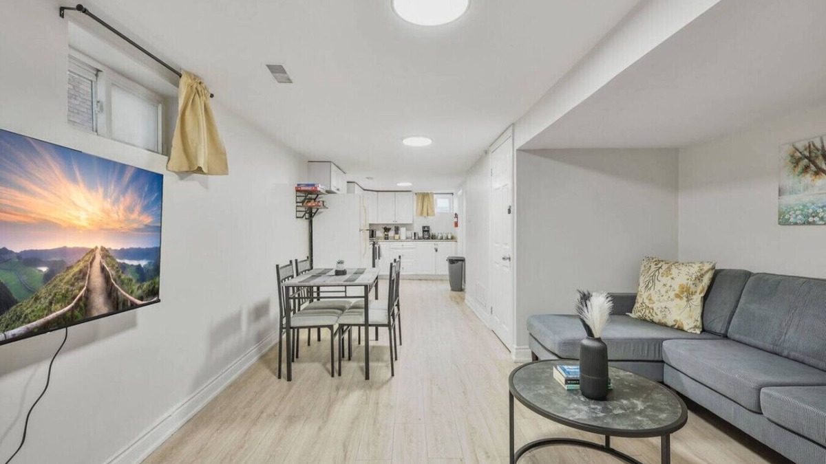 Durham Region Apartment | Comfy 2BR Apt near Beach & Downtown | Free Parking