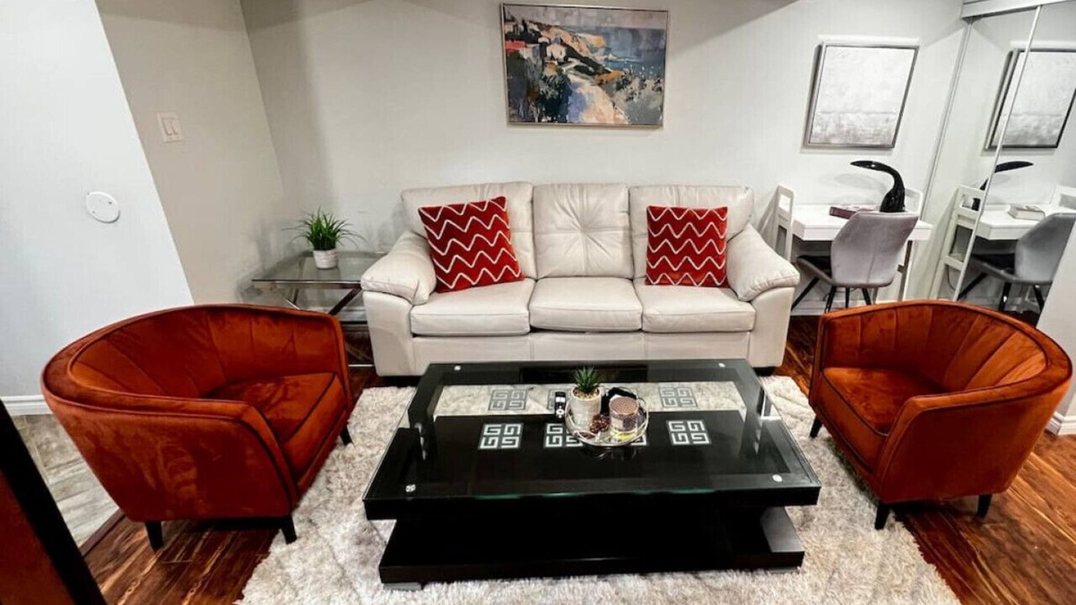 Hurontario House | Comfy 2BR Guest Suit in the Heart of Mississauga.