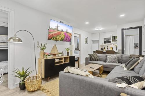 South Central Houston Apartment | Comfy 2BR Near Med Center Sleeps 6 Fast Wi-Fi