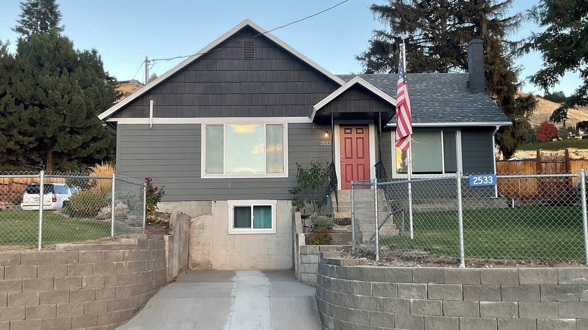 East Wenatchee House | Comfy 3-bed bungalow in East Wenatchee, where nearby adventures await.