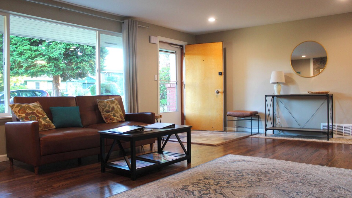 Edmonds House | Comfy 3 bedroom, pet-friendly home, big backyard, 5 minutes to Downtown Edmonds.