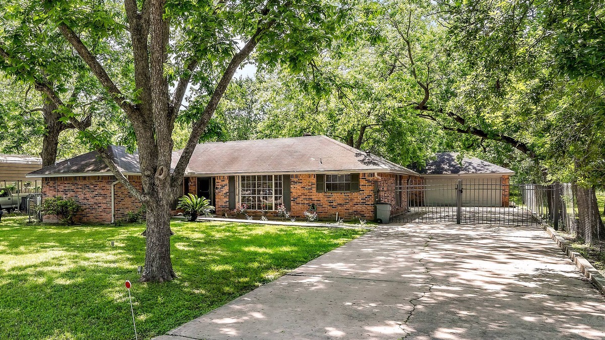 Aldine House | Comfy 3 beds/ 12 min DWNTN & IAH, Pet friendly, Fast WIFI, ECHO