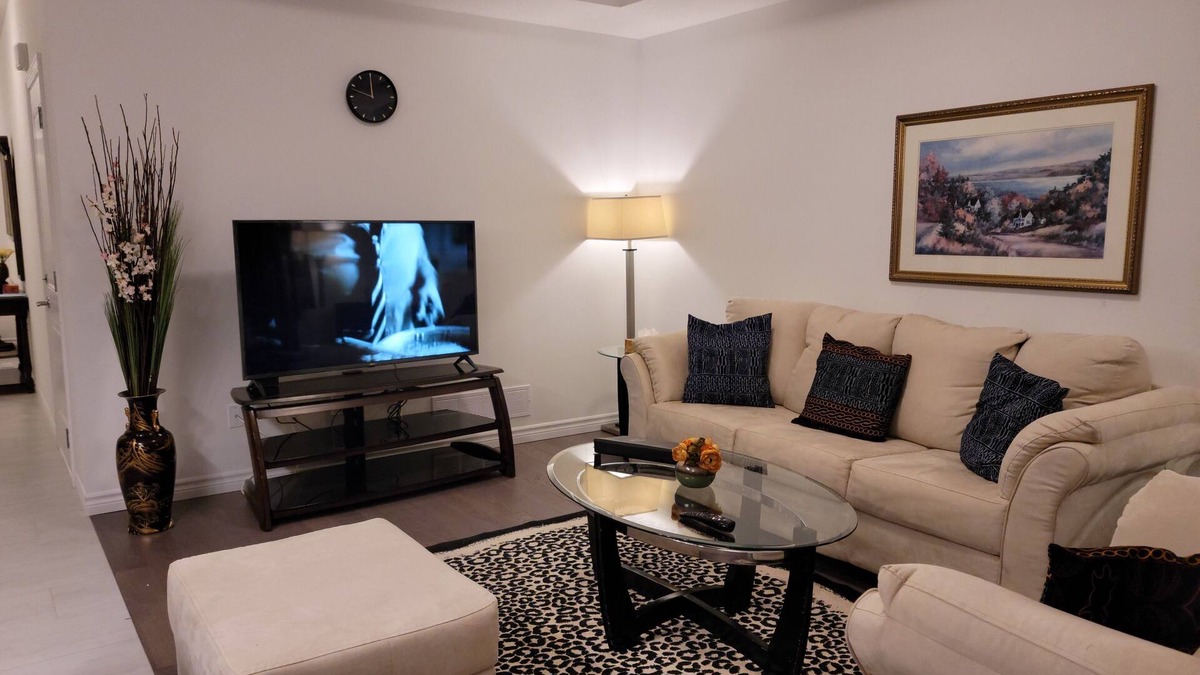 London House | Comfy 3Bdrm home near Hyde Park Mall/Western Uni