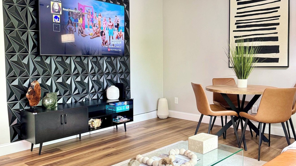 Hempstead Apartment | Comfy 4-bedroom apartment with WiFi, AC, free parking in wonderful Hempstead