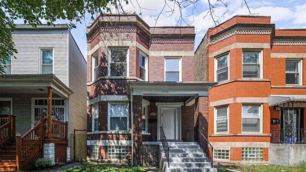 Greater Grand Crossing House | Comfy 4 bedroom Apartment in the center of CHICAGO! 15 mins from Downtown!
