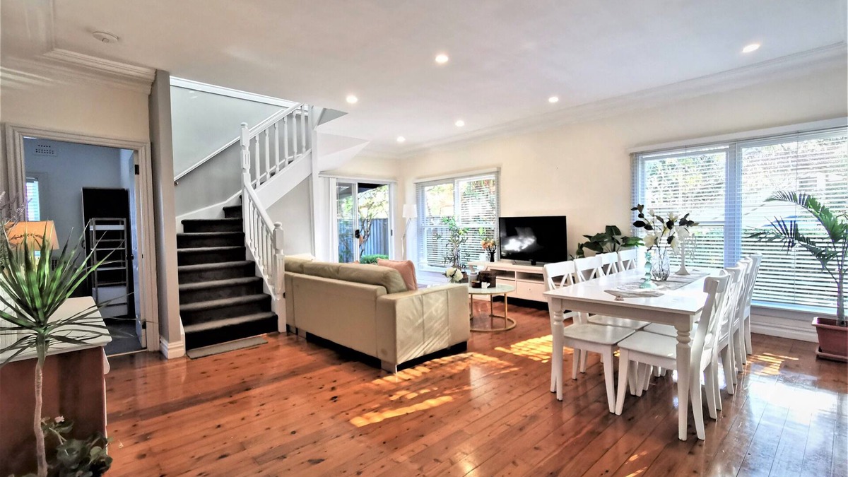 Miranda House | Comfy 4 bedrooms house-2 mins to Miranda Shopping Centre