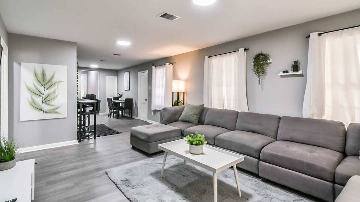 Foster Place House | Comfy 5BR Home with Hot Tub, 10min from NGR Stadium