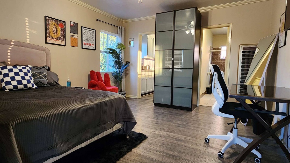 East Hollywood Apartment | Comfy+Aesthetic Retro Red Haven Hollywood Studio