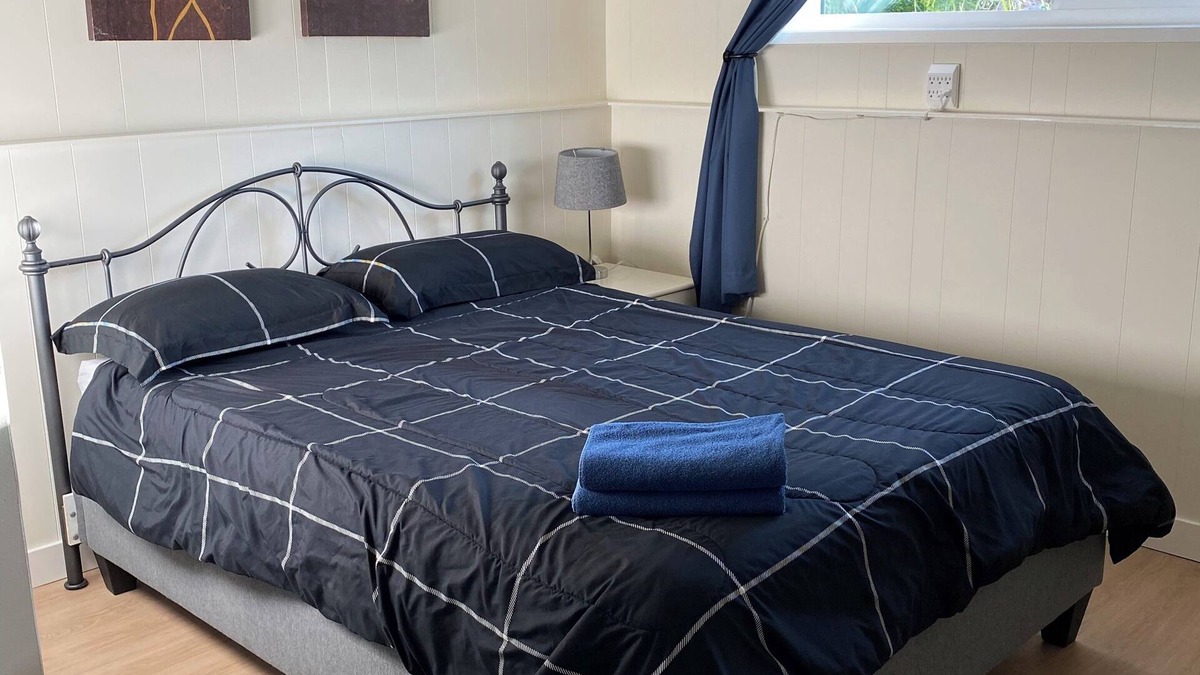 Campbell River Apartment | Comfy and clean garden suite. Close to Discovery Pier, Museum, and Hospital.