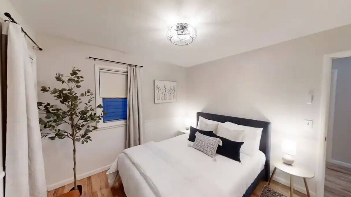 Norwich House | Comfy and Cozy Cape style home, newly remodeled throughout!n