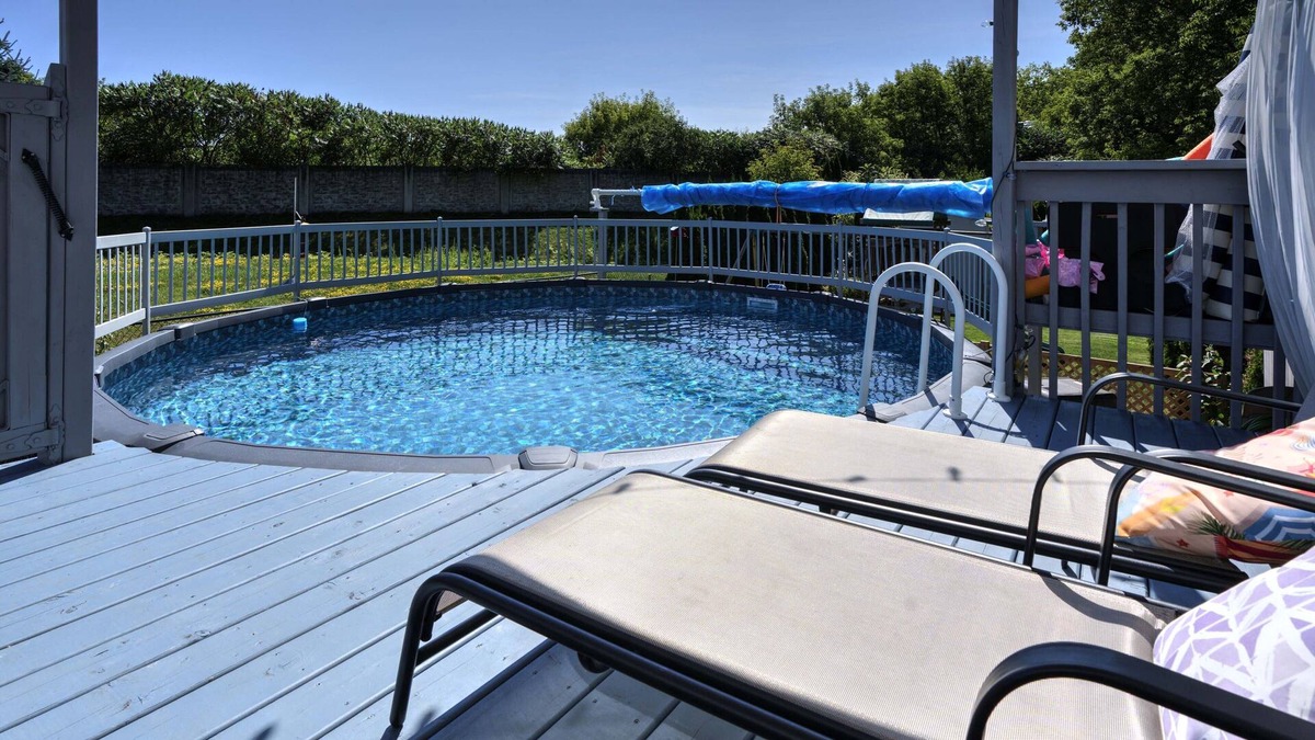 Rideau Heights Apartment | Comfy and Relaxing 2 Bedroom with Pool and Hot Tub