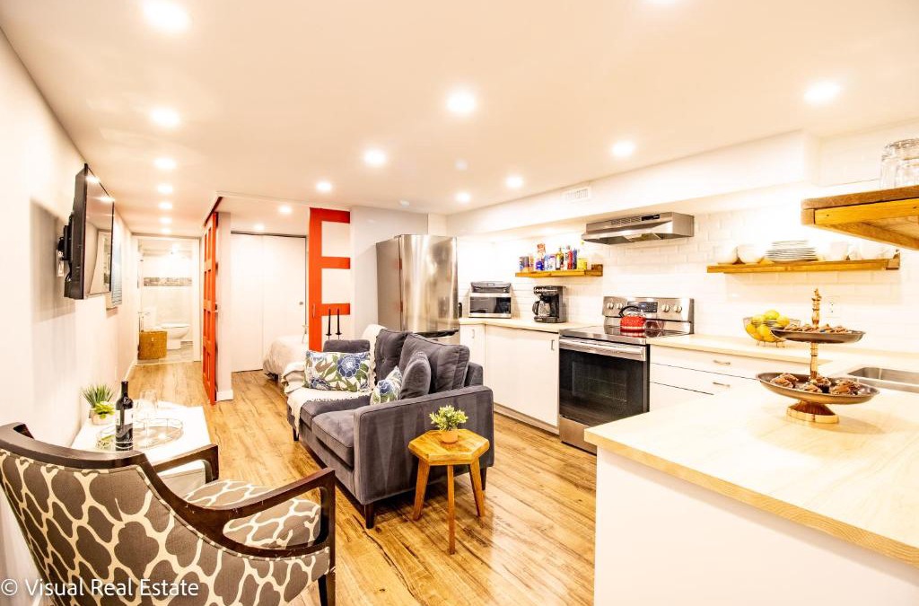 Upper Beaches Apartment | Comfy Apartment Steps to the Beach