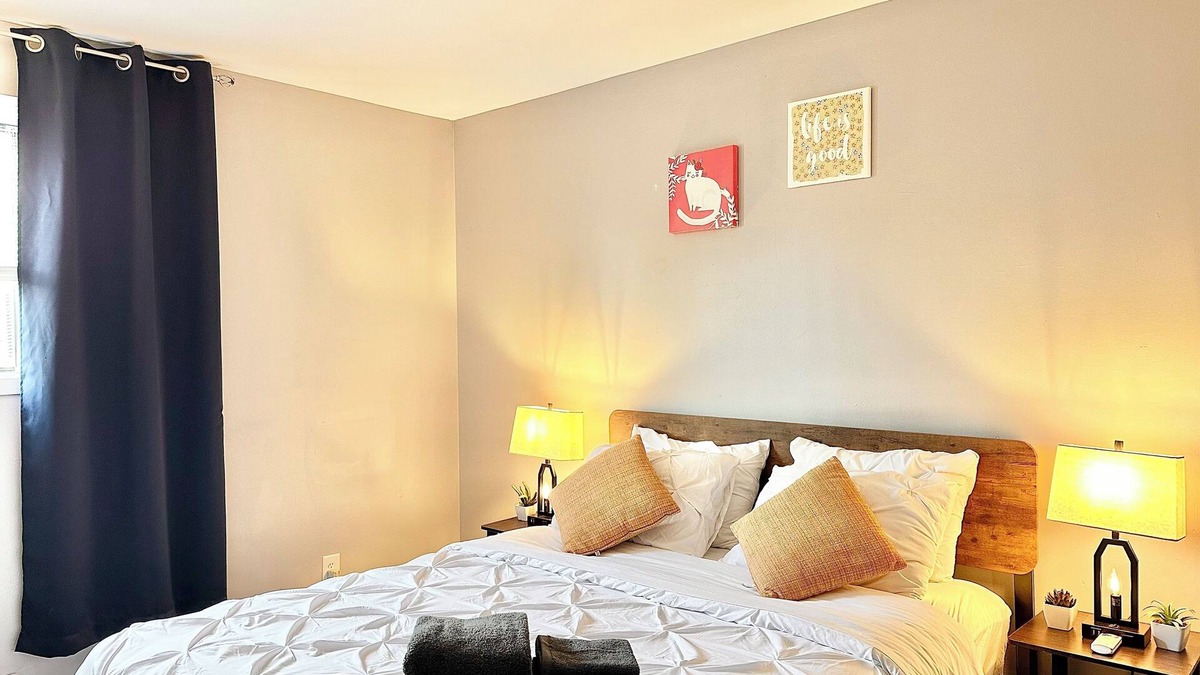 Aurora Apartment | Comfy beds/Fast wifi/Getaway/Free Parking/Raging Waves Water park