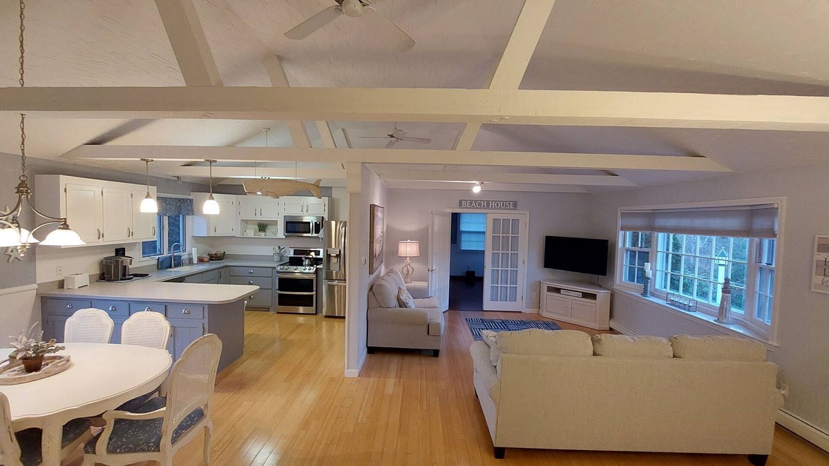 South Yarmouth House | Comfy Bright Home with WiFi,Cable & Kitchen,near Shopping, Restaurants & Beaches
