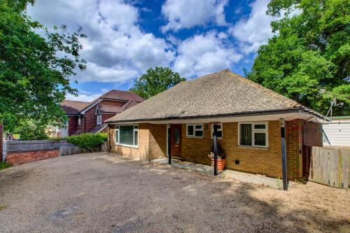 Runnymede House | Comfy Bungalow Virginia Water Near Golf Club