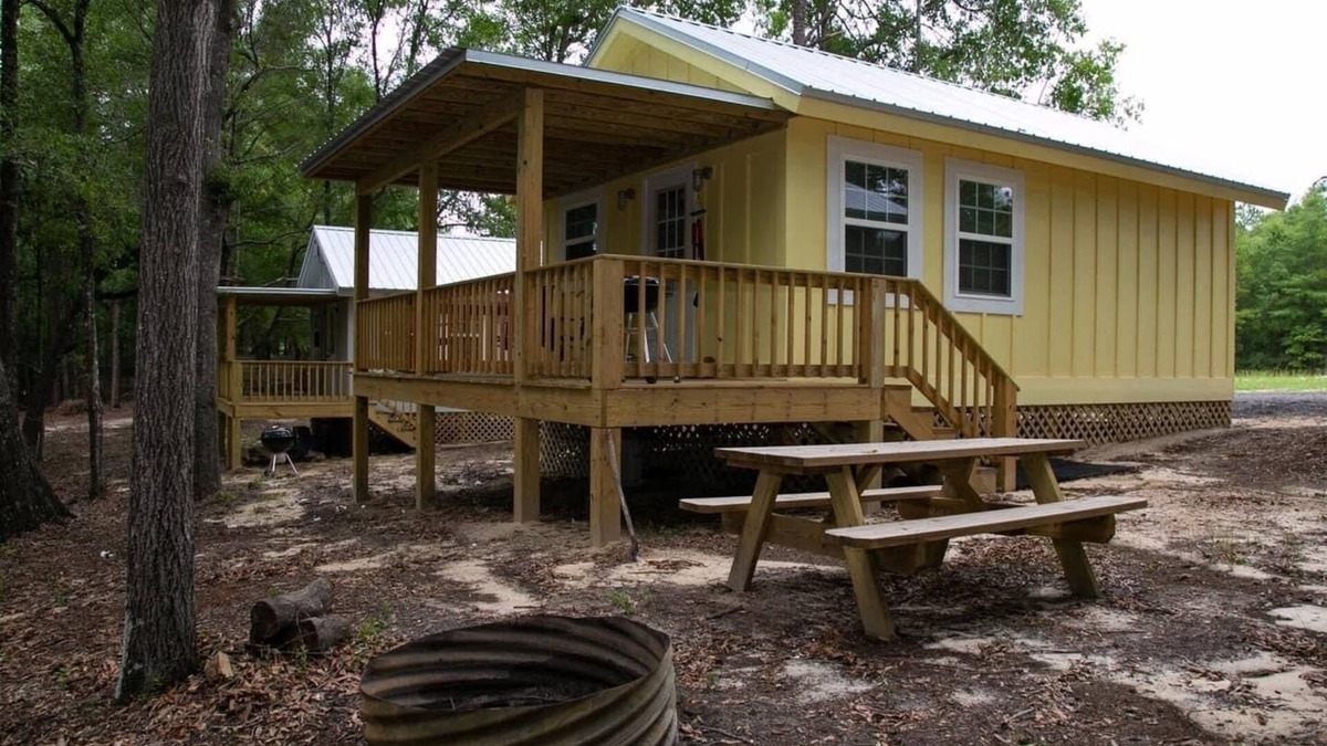 Andalusia Cabin | Comfy cabin located in Andalusia, AL